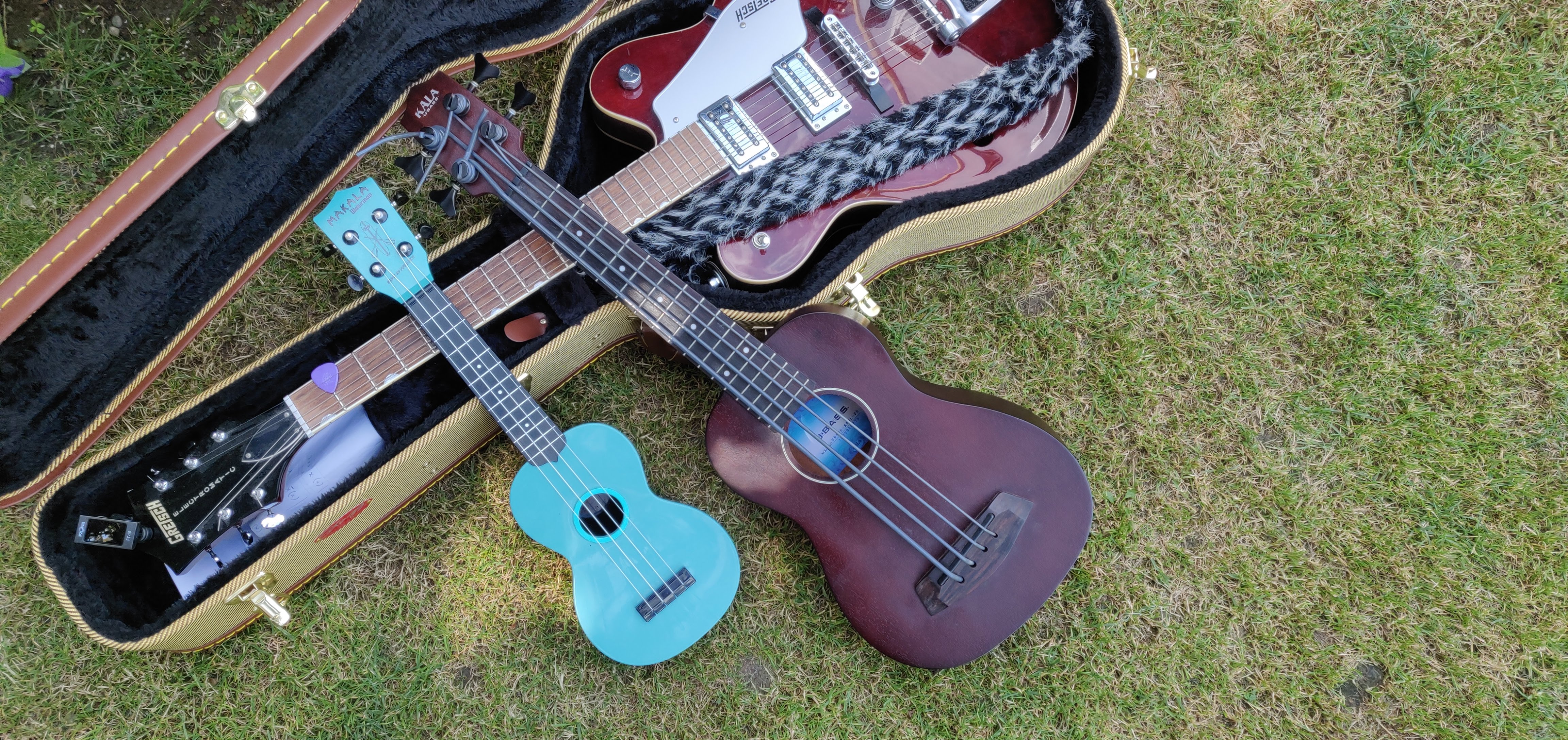 Guitares et ukulélés de Sunny Side Stompers dans un étui, ambiance rétro